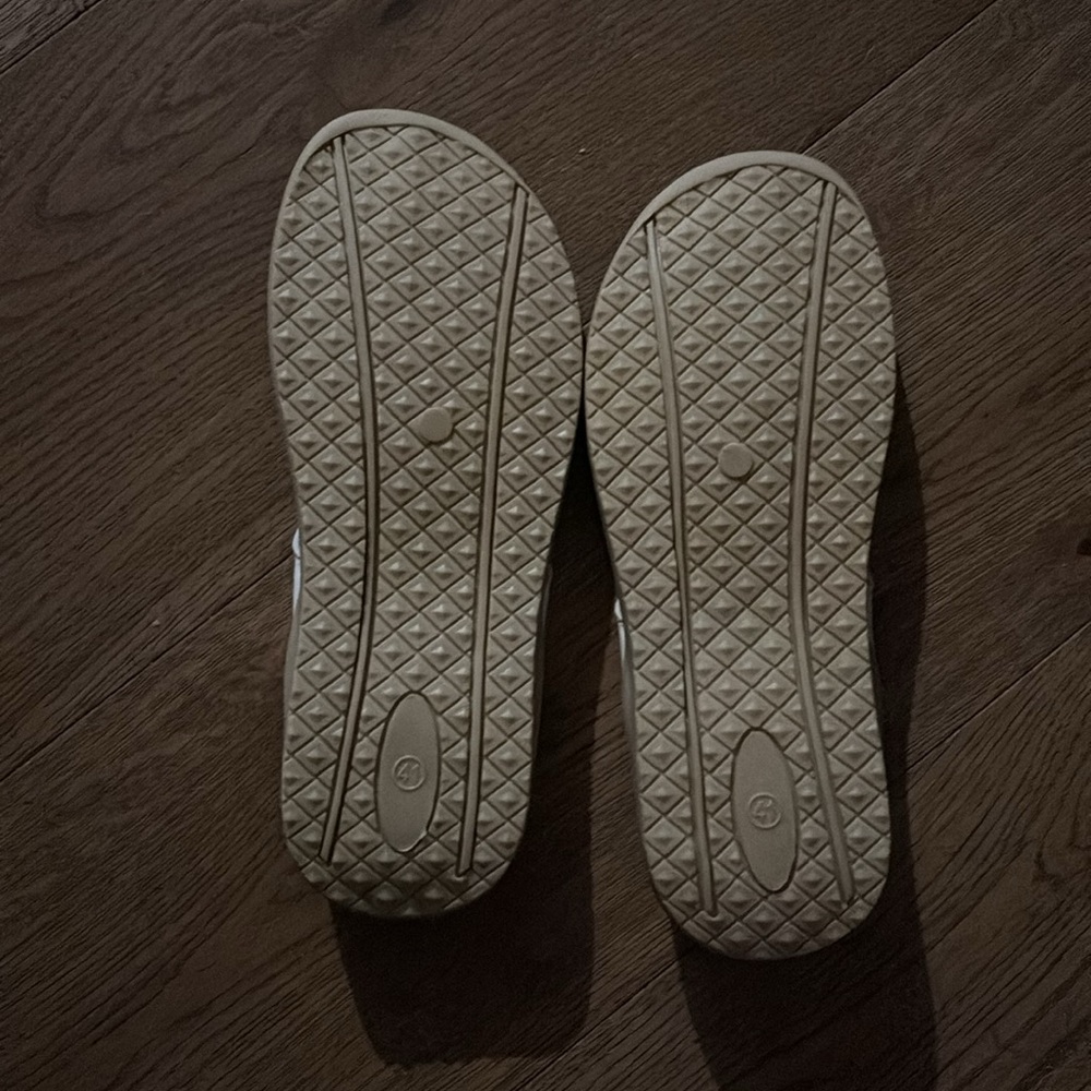 Chic White Bow Flip Flops - Picture 2 of 2